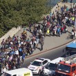 Marcia a piedi profughi siriani per fuggire i campi di Orban2