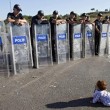Baby profuga gattona davanti a polizia confine. FOTO virale01