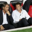 Il derby "vale tre punti come le altre" ma "è la partita perfetta per sbloccarsi". Per questo Sinisa Mihajlovic vuole affrontare il passato interista con un Milan "coraggioso", con giocatori che "indossano "la maglia rossonera con leggerezza e non come una corazza", "tirando fuori il bimbo che c'è in loro". E' un compendio di psicologia da allenatore la conferenza stampa della vigilia del serbo, che non è stato tenero coi suoi ragazzi dopo le prime deludenti uscite. "Quando saremo una squadra coraggiosa che gioca per vincere i nostri tifosi ci appoggeranno. Una tifoseria esigente come la nostra rifiuta una squadra che si chiude e ha paura di sbagliare", ha spiegato Mihajlovic, chiarendo che i suoi forti richiami (soprattutto dopo l'amichevole col Mantova) "non per erano per scaricare i giocatori ma per spronarli". Comunque, per ribadire i concetti, il serbo ha rivelato che Balotelli, appesantito da 3 chili di troppo, "ha perso solo due etti e mezzo e deve ancora smaltire massa grassa". E ha chiarito che "da tre anni Milan non fa Milan. Prima ci abituiamo a pretendere più da noi stessi, alzando soglia sacrificio, prima arriveranno risultati. Dopo 22 anni in Italia - ha aggiunto con una battuta replicando a un giornalista che non aveva inteso una sua risposta - parlo bene italiano, penso di riuscire a farmi capire, anche se vedendo i miei giocatori in campo...". Dei difetti della squadra si è parlato nei giorni scorsi anche durante una cena ad Arcore con il presidente Silvio Berlusconi e l'ad Adriano Galliani. "Nessun problema, ci siamo confrontati, io sono responsabile della squadra e ho mani libere di fare tutto quello che penso giusto", ha assicurato l'ex di Roma, Sampdoria, Lazio e Inter, che durante la sosta per le nazionali ha provato a sistemare le cose a centrocampo: non è escluso che Montolivo prenda il posto di De Jong davanti alla difesa ("Sono compatibili ma con un modulo diverso dal 4-3-1-2"), ma il coraggio è difficile da allenare. "Vivendo a Milano è difficile", ha sorriso il serbo, che pensa a luoghi più complicati come palestre di vita, ad esempio il suo Paese, dove lui ha conosciuto "le sofferenze di chi scappa dalla guerra e deve ricostruirsi una vita a 50-60 anni altrove, dove non conosce nessuno". Da qui la proposta a Roberto Mancini. Chi vince il derby fa una donazione per i migranti che in queste settimane stanno attraversando l'Europa con ogni mezzo in fuga dalle guerre del nordafrica. "Con Mancini siamo amici da oltre 20 anni. E' merito suo se faccio questo lavoro perché mi ha scelto come vice all'Inter. Saremo avversari per una sera e poi se ne riparlerà fra sei mesi, se ci saremo... - ha scherzato Mihajlovic - Dall'Inter gufano, dicono che siamo favoriti e farò di tutto per fargli azzeccare pronostico mostrandogli un Milan vincente". Questi tre punti, insomma, pesano. "Sarebbe una grande gioia vincere il derby e una brutta cosa perderlo, ma - ha precisato l'allenatore del Milan - è solo la terza giornata di campionato. Dobbiamo stare sereni e cercare di affrontarla con la testa libera, cercando di divertirsi, con coraggio".