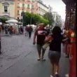 lite a Napoli, donne fanno lo "strascino"1
