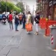 lite a Napoli, donne fanno lo "strascino"2