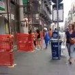 lite a Napoli, donne fanno lo "strascino"6
