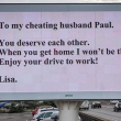 Tradita da marito, cartello pubblicitario per lasciarlo FOTO