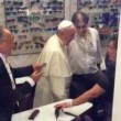 Papa Francesco da ottico fuori Vaticano: "Mi faccia pagare" 3