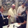 papa5Papa Francesco da ottico fuori Vaticano: "Mi faccia pagare" 7