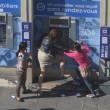 Parigi, preleva soldi a bancomat: rom la assalgono FOTO