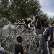Ungheria, lacrimogeni sui migranti. Croazia nuova rotta8