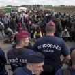 Ungheria, migranti sfondano confine. Muro non finito, via il ministro 2