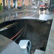 Catania, voragine in strada da 8 metri inghiotte auto5