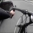 Ciclista finisce nello sportello di un'auto4
