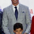 Cristiano Ronaldo ritira scarpa d'oro, il figlio... 5