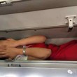 Hostess chiuse nelle cappelliere dell'aereo per gioco
