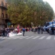 Roma, sit in per la casa idranti contro manifestanti5