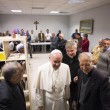 Papa Francesco visita dormitorio clochard vicino a Vaticano