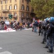 Roma, sit in per la casa idranti contro manifestanti4