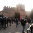 Roma, sit in per la casa idranti contro manifestanti2
