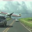 L'aereo atterra sfiorando macchine e persone