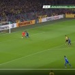 YOUTUBE Borussia Dortmund, portiere tenta dribbling ma...