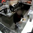 VIDEO YOUTUBE: ordinano birra, bevono, poi rapinano il bar
