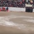 VIDEO YOUTUBE Perù, corrida: toro inferocito sale su spalti5