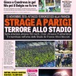 I morti, prima del blitz nel teatro Bataclan, erano ufficialmente 43. Ma nel teatro Bataclan, dove erano venute a sentire un concerto di musica rock, c’erano mille e 500 persone e i terroristi, tre in tutto, dopo averne sequestrato qualche centinaio, ne hanno ammazzati almeno cento, uno a uno, come se fosse una decimazione. Si sono fermati solo quando le teste di cuoio hanno fatto irruzione, uccidendo due islamisti e forse catturando il terzo. I morti totali a questo punto dovrebbero essere 150, ma forse sono di più perché non si sa ancora in quanti punti della città siano stati portati gli attacchi. Si parla di sei sparatorie almeno tra l’XI e il XII arrondissement, con cadaveri lasciati per strada e pietosamente coperti dagli abitanti, che hanno lanciato anche delle lenzuola dalle finestre per coprire lo scempio. Mentre sui siti islamisti furoreggiava l’hashtag #Parigibrucia, l’Isis rivendicava il massacro, annunciando che «adesso tocca a Roma, Washington, Londra». Hollande ha chiuso le frontiere e mobilitato tutto l’esercito. Annullato il viaggio in Turchia per il G20 di domani, chiuse le scuole, nel cuor della notte s’è addirittura diffusa la notizia che le prossime elezioni regionali saranno annullate. Forse si tratta solo della decisione di non permettere la campagna elettorale, foriera come sempre di divisioni e polemiche. Marine Le Pen ha comunque annunciato, unilateralmente, la «sospensione delle nostre campagne fino a nuovo ordine». 1 Tutto è cominciato allo stadio. Una delle prime azioni è stata allo Stade de France. Tre kamikaze con cinture esplosive si sono fatti saltare in mezzo alla gente fuori dallo stadio. Le nazionali di Francia e Germania hanno continuato a giocare per un po’, anche se i giocatori avevano capito che era successo qualcosa. Poi lo stadio è stato chiuso, le squadre allontanate, il pubblico s’è riversato sul campo in attesa di capire che cosa fare. Non si sa ancora quante persone siano morte in questa azione. Intanto arrivavano le notizie dal X, dall’XI e dal XII arrondissement. 2 Altri morti Nel X arrondissement uomini mascherati sono entrati sparando in un ristorante cambogiano. Dopo aver ucciso forse quattro persone si sono dati alla fuga. La polizia li sta cercando, il quartiere è stato isolato. Nel XII arrondissement, lungo la rue de Charonne, un individuo ha preso a colpi di kalashnikov gli avventori di un caffè. Poco dopo s’è saputo di una sparatoria nei pressi o forse dentro il mercato di Les Halles. Impossibile avere notizie precise, forse si riuscirà a capir meglio qualcosa oggi. Compreso il numero esatto dei morti che, a sensazione, rischiano di essere ancora di più. 3 Come mai i servizi segreti non hanno saputo intercettare un’azione tanto vasta? Come sappiamo, è impossibile controllare ogni bersaglio teorico. E l’azione di ieri mostra che davvero qualunque posto può diventare un bersaglio: un piccolo ristorante etnico, un teatro di periferia... Gli 007, a dire il vero, dicevano che era in corso qualcosa, ma di che cosa si trattasse non erano stati, evidentemente, in grado di precisarlo. Una prima avvisaglia che la giornata sarebbe stata difficile è arrivata in mattinata, quando una telefonata anonima ha annunciato una bomba all’hotel Molitor, dove era alloggiata la nazionale tedesca. 4 In Francia, l’anno prossimo, si dovranno tenere i campionati europei... Credo che questo attacco, diretto, contro Parigi, abbia messo in allarme tutta l’Europa. È di fatto un’azione senza precedenti, condotta quasi nello stesso momento in molti punti, e con due shahid che si sono fatti saltare per aria. Si tratta di un nemico invincibile, a questo stadio, perché non ha altri obiettivi che seminare il terrore e dimostrare la propria forza attraverso atti che gli islamici considerano di fede: morire nel nome di Allah. Hollande ha mobilitato l’esercito: ma che cosa può fare un esercito forte di migliaia di soldati contro un avversario che agisce con due o tre uomini soltanto? 5 Hollande ha parlato. È apparso spaventato. «Dobbiamo difenderci, le forze di sicurezza stanno facendo del loro meglio, abbiate fiducia». Obama ha definito l’azione di Parigi un attacco all’umanità. Da noi, il ministro dell’Interno, Alfano, ha convocato per stamattina il Comitato per l’ordine e la sicurezza pubblica e disposto l’immediato innalzamento dei livelli di sicurezza su tutto il territorio nazionale. Tra pochi giorni, purtroppo, comincia il Giubileo.