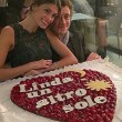 Valentino Rossi regala torta a forma di cuore a Linda FOTO