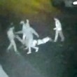 Ragazzo a terra picchiato da cinque coetanei