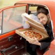 A 22 anni sposa una pizza: "Lei non ti tradisce mai"3