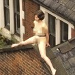 Donna nuda su un tetto a Londra. Ma è per... FOTO
