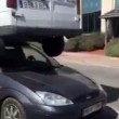 YOUTUBE ford focus con camioncino caricato sul tettuccio05