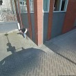 Pipì in strada e sigaretta. Google Street View la fotografa02
