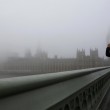 Nebbia "cancella" Londra: voli a terra e disagi