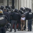 FOTO-Parigi. Polizia ferma sospetto terrorista: dormiva o...