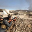 I combattenti curdi assediano i miliziani dell'Isis (foto Lapresse)