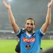 VIDEO Higuain salta e canta sotto la curva con i tifosi