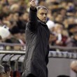 Jose Mourinho verso la panchina del Manchester United