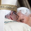 Giubileo, la FOTO simbolo: abbraccio dei 2 papi sul sagrato01