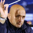 Garcia a Trigoria, virtualmente esonerato, mentre Spalletti è a Miami da Pallotta. La Roma è pronta alla rivoluzione tecnica. L'allenatore che guidò la squadra giallorossa dal 2005 al 2009 è pronto a un clamoroso ritorno: nella notte, l'incontro con il presidente per parlare del contratto e delle strategie future. Ecco la cronaca di una nuova giornata frenetica con gli aggiornamenti in diretta di corrieredellosport.it. 23.20 - DE ROSSI UN ANNO FA: «SPALLETTI? LA PRIMA SETTIMANA LO ODIAVO, POI CAMBIAI IDEA. È UN GENIO» «Luciano Spalletti è un genio che ho trovato sulla mia strada, un allenatore incredibile. Abbiamo iniziato il nostro rapporto il giorno che era nata Gaia (la sua prima figlia, ndr). Lo chiamai e gli chiesi un giorno per dormire con mia figlia appena nata, non c'erano partite imminenti, ero convinto che mi avrebbe lasciato libero. Mi disse di dare un bacio alla bimba e di venire a Trigoria. La prima settimana lo odiavo, dovevo stare in ritiro e non vedere mia figlia. Ma ho conosciuto una persona meravigliosa, ho avuto tre-quattro anni di tempo per conoscere un allenatore geniale, che ha preso una squadra in difficoltà e l’ha portata nelle prime otto d’Europa. Attento a ogni dettaglio, gli voglio un bene incredibile, quando stava allo Zenit guardavo le partite sperando che potesse fare bene, se lo merita lui e il suo staff», sono le parole di Daniele De Rossi, ospite della trasmissione Slideshow di Roma Tv del gennaio 2015. 23.00 - GARCIA DOMANI A TRIGORIA? IN CASO DI ESONERO È PRONTO DE ROSSI Cosa farà domani Rudi Garcia? Il tecnico francese oggi ha diretto la doppia seduta di allenamento, formalmente è ancora il tecnico della Roma perché non ha ricevuto comunicazioni ufficiali, e domani è atteso a Trigoria per la seduta delle 14.45. La società però ha già preallertato Alberto De Rossi, l'allenatore della Primavera: in caso di esonero di Garcia in mattinata, toccherà a lui preparare la partita di campionato con il Verona, aspettando giovedì l'arrivo in Italia di Spalletti. 22.45 - IL BILANCIO DI SPALLETTI CON LA ROMA: 54 PER CENTO DI VITTORIE Oltre il 50 per cento di vittorie in più di 200 partite disputate, una media-gol che sfiora le due reti a partita. È il bilancio complessivo di Luciano Spalletti alla guida della Roma, dall'esordio a Reggio Calabria del 28 agosto 2005 all'ultima partita prima delle dimissioni, quella del 30 agosto 2009 contro la Juventus. Spalletti si è seduto in panchina 224 volte, tra campionato e coppe: 121 vittorie, 53 pareggi e 50 sconfitte; 423 gol fatti, 273 incassati. In Champions il bilancio è positivo: 14 vittorie, cinque pareggi e nove sconfitte, e due quarti di finale raggiunti. 22.20 - SPALLETTI, SOLO LIEDHOLM HA VINTO DI PIU' Solo Nils Liedholm ha vinto di più sulla panchina della Roma. Luciano Spalletti è secondo nella classifica degli allenatori che hanno vinto più titoli alla guida della squadra giallorossa. Ne ha in bacheca tre: due Coppa Italia (2006-07 e 2007-08) e una Supercoppa Italiana (2007). Liedholm vanta uno scudetto (1982-83) e tre Coppa Italia (1979-80, 1980-81 e 1983-84). Al terzo posto Fabio Capello (scudetto 2000-01 e Supercoppa 2001). 21.45 - COME GIOCAVA LA ROMA DI SPALLETTI: L'INTUIZIONE DEL 4-2-3-1 E TOTTI FALSO CENTRAVANTI La Roma di Luciano Spalletti dimostrò che il 4-2-3-1 non è un modulo adatto soltanto ai dream team, e mostrò al calcio europeo l'efficacia del falso nove, un ruolo esaltato da Francesco Totti. Il tecnico capì che quello era l'assetto migliore per la Roma quasi per caso, in una trasferta a Genova contro la Sampdoria (18 dicembre 2005) con sei titolari indisponibili. Spalletti pensò di impiegare Totti attaccante centrale, che aveva il compito di non dare riferimenti e tornare indietro a prendere palla innescando gli inserimenti dei trequartisti. La squadra pareggiò 1-1, ma grazie al nuovo modulo vinse le successive undici partite di campionato, una striscia da record. L'anno successivo, grazie agli acquisti di Pizarro e Vucinic, la Roma acquisì una fisionomia ancora più netta. Doni in porta, Panucci a destra, Chivu e Mexes centrali e Tonetto a sinistra; De Rossi e il "Pek" in mediana; Mancini e Taddei esterni alti, Perrotta trequartista; infine Totti punta centrale. Quella squadra arrivò seconda nel primo campionato dopo Calciopoli e si spinse fino ai quarti di finale di Champions League, traguardi raggiuti anche nella stagione successiva, quando Chivu fu sostituito da Juan. I tifosi si chiedono se anche stavolta Spalletti si affiderà al 4-2-3-1, un modulo che ormai è diventato il suo marchio e che non ha abbandonato allo Zenit. Questa Roma, pensata per il 4-3-3, può adattarsi a un nuovo assetto? Dzeko non è un falso nove, ma conosce perfettamente il modulo perché ci ha giocato con Pellegrini al Manchester City. Interpreterebbe il ruolo alla sua maniera. Il trio sulla trequarti potrebbe essere composto da Salah a sinistra, Pjanic al centro (meno mobile, ma più tecnico di Perrotta) e Florenzi a destra. A centrocampo, Nainggolan e De Rossi, aspettando il ritorno di Strootman. 21.00 - SPALLETTI, 48 ORE TRA FIRENZE, MIAMI E TRIGORIA Sono ore frenetiche per Luciano Spalletti, vicino a un clamoroso ritorno alla Roma dopo la precedente esperienza dal 2005 al 2009. L'ex dello Zenit, dopo aver definito una base di accordo con il direttore sportivo, Walter Sabatini, da Firenze alle 9.55 è salito sul volo per Miami e, dopo uno scalo tecnico a Parigi, in serata sarà negli Stati Uniti per raggiungere il direttore generale Baldissoni e soprattutto James Pallotta. Il presidente, dopo aver ricevuto la relazione su Spalletti preparata dal suo entourage, vuole infatti incontrare di persona l'uomo che dovrà risollevare le sorti di una stagione finora al di sotto delle aspettative (quinto posto in campionato al termine del girone d'andata ed eliminazione in Coppa Italia per mano dello Spezia, squadra di Serie B). Il faccia a faccia servirà a Pallotta per conoscere Spalletti, per valutarne ambizione e quella mentalità vincente che il presidente ritiene indispensabile per guidare la Roma. Si parlerà, chiaramente, dei termini del contratto, delle ambizioni societarie e del mercato. Spalletti non si sente un traghettatore e non lo sarà: pretende un accordo lungo per sentirsi parte del progetto giallorosso. Il tecnico, poi, vorrà valutare da vicino i piani di mercato futuri della società, non solo quelli invernali. In caso di fumata bianca, tornerà nella Capitale giovedì mattina con il volo AZ631 atteso a Fiumicino alle 12.30. Neanche il tempo di riposare qualche ora perché, nel pomeriggio, lo aspettano a Trigoria per la seconda seduta della giornata. Un ritorno dopo sei anni e mezzo dall'addio. 20.00 - MERCATO ROMA BLOCCATO IN ATTESA DEL CAMBIO DI ALLENATORE El Shaarawy e Perotti restano in stand-by in attesa che la società chiarisca il nodo allenatore. 19.25 - DOMANI POMERIGGIO NUOVO ALLENAMENTO: POTREBBE ESSERCI ANCORA GARCIA La Roma tornerà ad allenarsi domani a Trigoria, alle 14.45. Da quanto si apprende, non è escluso che a dirigere l'allenamento ci sia sempre il tecnico francese, ormai virtualmente esonerato.