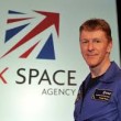 Astronauta Tim Peake passeggia nello spazio