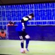 Autogol su colpo di tacco il portiere inciampa3