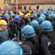 Ilva, la poliziotta che si toglie casco e calma la rabbia5