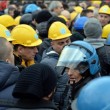 Ilva, la poliziotta che si toglie casco e calma la rabbia7
