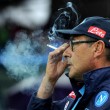 Napoli-Inter, il 30 novembre scorso, aveva sancito la riscossa dei nerazzurri. L'Inter era uscita sconfitta dal San Paolo, ma veniva data per favorita nella lotta scudetto. A un mese e mezzo di distanza, le due squadre tornano ad affrontarsi nei quarti di Coppa Italia, ma a situazioni inverse. Ora è il Napoli sognare il titolo, mentre l'Inter si ritrova a difendere con i denti il terzo posto. I partenopei sono trascinati da uno straripante Higuain, mentre i nerazzurri devono fare i conti con un attacco sterile con la coppia Icardi-Jovetic che non decolla e si profila sempre di più un divorzio tra il montenegrino e il club adesso o a fine stagione. Per l'Inter replicare la prova di coraggio, testa e cuore del 30 novembre scorso, significherebbe fermare sul nascere la crisi di risultato l'atteggiamento che l'ha colpita nelle ultime quattro partite. Mancini come di consueto per la Coppa Italia non fa conferenza stampa e quindi non ci sono indicazioni sulla formazione titolare. Tuttavia circolano delle voci secondo le quali il tecnico sarebbe propenso a fare turnover. Potrebbe tornare tra i pali Carrizzo, in difesa potrebbe rivedersi Juan Jesus, mentre a centrocampo tornerà Felipe Melo dopo aver scontato tre giornate di squalifica. Tra le priorità non c'era la Coppa Italia, anche se alla luce di quanto sta accadendo in campionato, potrebbe tornare di moda. L'obiettivo numero uno è il terzo posto, con la speranza sempre viva di conquistare lo scudetto visto che la classifica resta molto corta. Il presidente Erick Thohir ripetutamente si è complimentato con Mancini per il lavoro svolto finora, confermando che il progetto nerazzurro sarà ancora costruito intorno al tecnico jesino. In caso di fallimento degli obiettivi, il malumore dell'allenatore potrebbe portarlo lontano da Milano. E c'è chi azzarda anche l'ipotesi suggestiva, ma complicata, che possa in un futuro prendere le redini della Nazionale. Al di là del campo, è sempre il mercato a tenere banco. Sono ore delicate per il futuro di Fredy Guarin. L'offerta dello Jiangsu Suning è allettante: 15 milioni di euro più tre di bonus per i nerazzurri e 8 milioni di euro di ingaggio con cinque stagioni di contratto per Guarin. Con la cessione del colombiano, Ausilio avrebbe la liquidità necessaria per acquistare dalla Sampdoria Soriano e Eder, o Lavezzi senza aspettare giugno. La decisione, però, spetta al giocatore che al momento pare poco convinto di trasferirsi in Cina. I 40 milioni di euro in cinque anni lo fanno vacillare, ma non sarebbe pronto a lasciare Milano. In uscita, Dodò che, non convocato per Napoli, ha accettato di vestire la maglia della Sampdoria dove andrà in prestito. In difesa ha la valigia pronta anche Ranocchia: l'Inter sta parlando con il Milan e si tratta sull'obbligo di riscatto a 8-10 milioni di euro, anche se come ha dichiarato l'ad rossonero Galliani, l'operazione non è semplice.