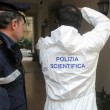 Trovata morta in vasca da bagno: gola tagliata e phon nell’acqua