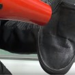 YOUTUBE Scarpe diventano impermeabili con la cera e il phon