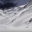 Snowboarder con la valanga che lo "insegue"