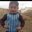 Il bimbo con la maglia di Messi in Afghanistan