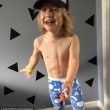 YOUTUBE Bimbo di tre anni con addominali e bicipiti scolpiti06