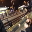 YOUTUBE Donna cade sui binari del treno, risale in tempo e..