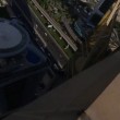 Parkour a Dubai: ragazzo corre su cornicione
